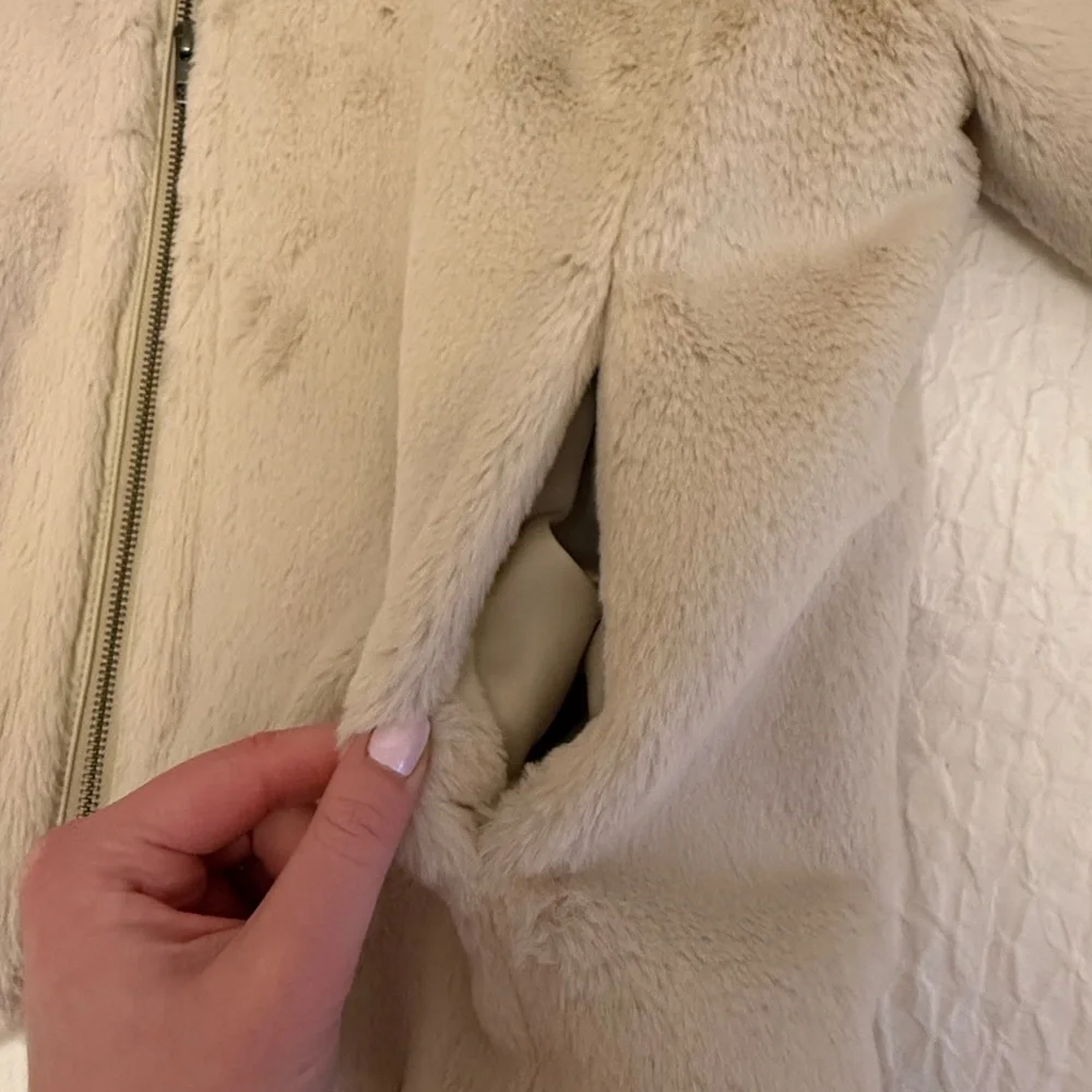 Vince Faux Fur Cream Jacket (Size: Large) - Picture 11 of 16